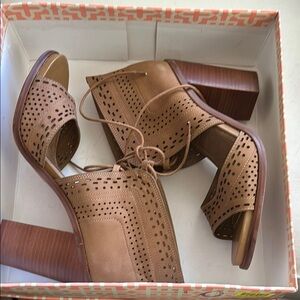 NIB “Gianni Bini” Gypsie-daze dark tan suede ankle open toe boots